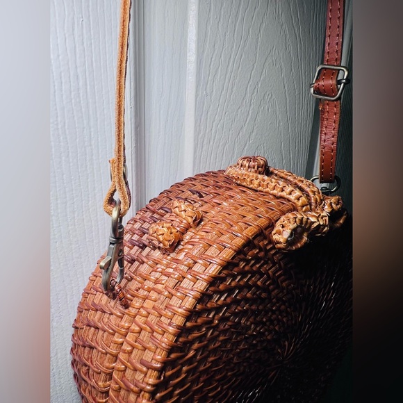 Vintage Woven Rattan Round Handbag | Bow Clasp | Boho Coastal Style - Picture 4 of 7
